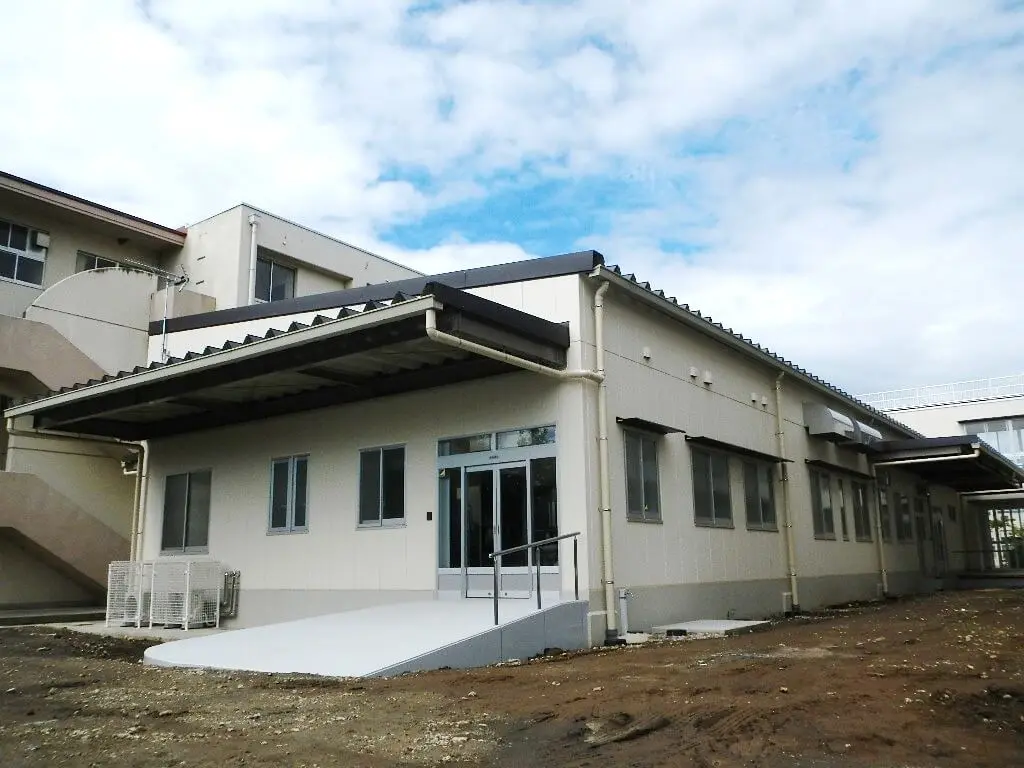 清水町立南小学校 給食棟・渡り廊下の施工写真（CARE & LEARN）