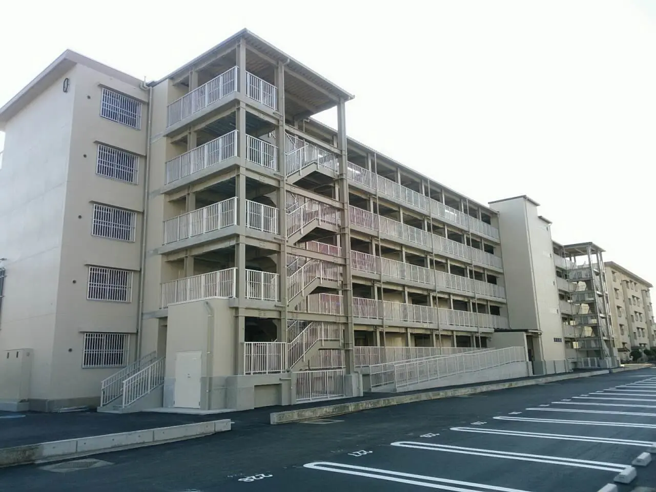 静岡県営住宅原団地 O棟の施工写真（LIVE）